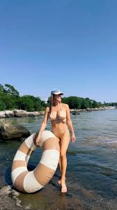 This beauty commands the gym in her sizzling exclusive video