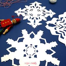 Le bonhomme de neige skieur. Atelier Decoupage De Jolies Decorations De Noel En Papier Flocons De Neige En Papier Decoration Noel Fait Main Decorations De Noel En Papier