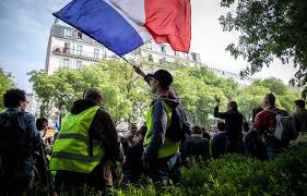 Quelques centaines de manifestants dont certains portaient des gilets jaunes protestaient mardi devant le parlement fédéral d'ottawa contre la le nombre de manifestants était estimé entre «400 et 500 personnes», a indiqué un policier à l'afp. Gilets Jaunes Faible Mobilisation Pour L Acte 25 Avec 3 600 Manifestants En France Dont 1 000 Paris