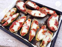 Inizio le mie proposte con i bucatini alla norma e la pasta alle melanzane due primi piatti semplici e gustosi.continuo le mie proposte con i cannelloni con le melanzane la pasta alla norma al forno e la ciambella di riso con melanzane tre ricette perfette per il pranzo della domenica. Teglia Di Melanzane E Zucchine Al Forno Con Mozzarella Ricette Al Volo