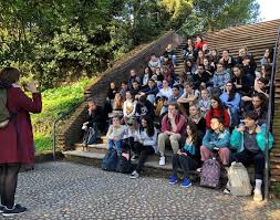 Le lycée la bruyère fut créé en 1867 alors que les républicains au pouvoir souhaitaient soustraire les filles à l'enseignement religieux qu'elles recevaient traditionnellement. Des Eleves Du Lycee La Bruyere De Versailles Racontent Viii Adeline Marin Laura Alexis La Vie Des Classiques