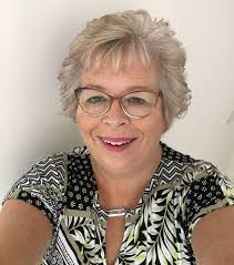 Amy Snell's Instagram, Twitter & Facebook