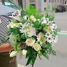 The iconic flower is also known for being pricey — according to michael gaffney, director of the no matter their color (they're most commonly seen in blue, white and yellow), they stand for faith and follow woman's day on pinterest, and save these flower meanings for valentine's day, mother's day. Flower Arrangement Sentiments De Flores Blancas