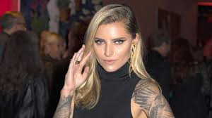 Die schauspielerin sophia thomalla, 31, und der torwart loris karius, 27, haben bestätigt. Warum Postet Sophia Thomalla Ein Karius Bild Thomalla Posen Star Wars