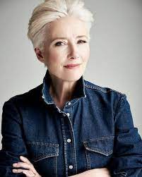 Emma Thompson The Uk S Newest Dame On Balancing Work And Home Life Celebrities Emma Thompson Short Hair Styles Short Grey Hair