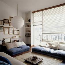 Douglas menyebut sofa daybed sebagai alternatif sofa yang dapat diletakkan di dalam ruang tamu. 6 Contoh Inspirasi Desain Ruang Tamu Cantik Tanpa Kursi