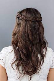 Lange Braune Haare Ein Zopf Als Kranz Weisses Kleid Einfach Zu Machende Hochzeit Frisur Brautjungfern Frisuren Brautjungfer Haare Brautjungfernfrisuren