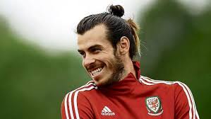 Ryan giggs has picked the real madrid star in spite of his recent calf problems. Irrer Waliser Bale Bringt Eigenen Em Friseur Mit Fussball Bild De