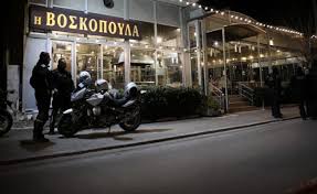 Σε ξεκαθάρισμα λογαριασμών αποδίδει η ελασ τη δολοφονία γνωστού 39χρονου πυγμάχου, από άγνωστους εκτελεστές, το πρωί, στην περιοχή της βάρης και ειδικότερα την ώρα που βρισκόταν στην οδό ανδρέα παπανδρέου. Dolofonia Barh Poia Htan Ta Gnwsta 8ymata Sth Boskopoyla Giati Toys Ektelesan Mprosta Sthn Oikogeneia Toys