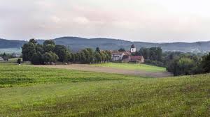 Lidé v obci višňová si stěžují na silný zápach z bývalé hospody. Fotografie Visnova Tresnova Vesnice Ze Serialu Chalupari Galerie Megapixel