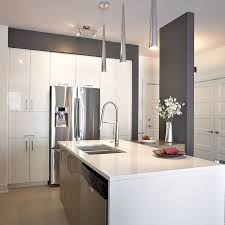 Cuisines Beauregard Vue Interieur De L Ilot De La Cuisine Contemporaine Avec Comptoir De Quartz Luxury Kitchen Design Modern Kitchen Kitchen Design Decor
