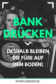 Kurzhantel flys ohne bank (brust) 3. Bankdrucken Hohlkreuz Deshalb Bleiben Die Fusse Unten Muskelwissen Bankdrucken Training Muskelaufbau Brusttraining
