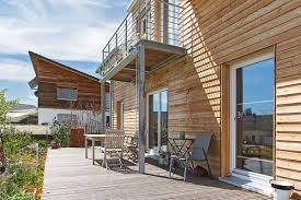 Balance 120 Holzverschaltes Satteldachhaus Mit Flachdachquerbau Und Balkondie Verbundenheit Zur Natur Spiegelt Sich In Der Ho Haus Haus Bauen Holzverschalung