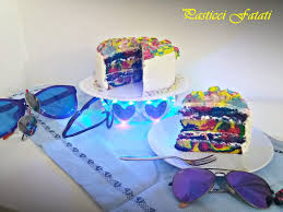 Ottenuta la crema, montate la panna liquida e farcitevi il pan di spagna dopo averlo diviso orizzontalmente in due e aver bagnato con la bagna ciascuno dei due dischi. Pan Di Spagna Multicolor Alla Crema Di Mascarpone Pasticci Fatati