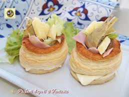 In accompagnamento una buona selezione di formaggi stagionati e semistagionati, pomodori secchi e olive farcite. Vol Au Vent Ripieni Salati Antipasti Sfiziosi