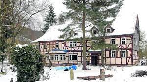 The video tape(s) involving armin meiwes butchering and cooking the body were destroyed after the police watched it the other is similar, he's chopping leg instead of arm/shoulder. Langfinger Im Haus Des Wustefelder Kannibalen Rotenburg Bebra