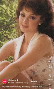 Wynonna Judd lookalike at Waffle House