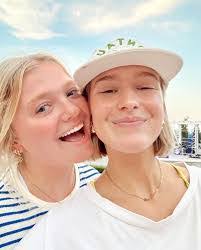 Lea Lowe's Instagram, Twitter & Facebook