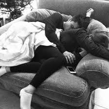 I Want This Kind Of Chair So We Can Fall Asleep Like This Cute Couples Goals Cute Couple Pictures Cuddling Couples