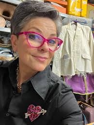 Hi all! I just wanted to introduce myself. I am Neil Mach a community  historian (and author) and I present slideshows to groups