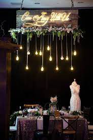 Hanging Edison Lights And Romantic Wedding Details Diy Hochzeitsdeko Hochzeitsdetails Rustikale Hochzeitsdekorationen