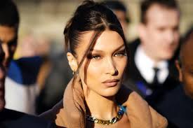Bella hadid goes sneaker shopping with complex. Bella Hadid Wore Low Rise Jeans And Now I M Tempted To Buy Some