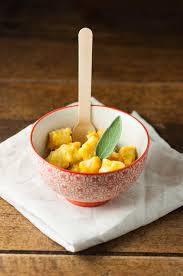 Un impasto di patate lesse, uovo e farina, da cui si realizzano bocconcini dalla forma tondeggiante e dalla dimensione variabile: Gnocchi Di Zucca E Ricotta Con Burro E Salvia Una Streghetta In Cucina