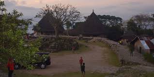 Ternyata salah satu caranya dengan membuat kolam air di tengah ruangan bagian. Mbaru Gendang Ruteng Puu Kampung Adat Tertua Di Flores Barat