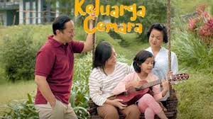 Tips pencarian lirik favorit anda. Chord Lirik Lagu Keluarga Cemara Versi Bunga Citra Lestari Simak Juga Sinopsis Filmnya Surya Malang