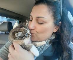 Morning friends!!!! Here You are Freyer our Ataxia and half deaf big  kitten!!! This is the first time he tried climbing😍