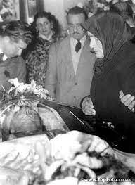 Eva peron who organised women workers and secured votes for women addresses a crowd of women. 10 Evita Ideas Eva Peron First Lady Evita Peron