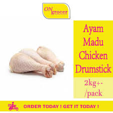 Masukkan tepung terigu dan maizena kedalam adonan ayam, aduk rata lalu masukkan ke dalam tepung panir arakan bagian atas tulang lalu kepal2 hingga membentuk bulatan di atas tulang A0132 Ayam Madu Chicken Drumstick 2kg Pack