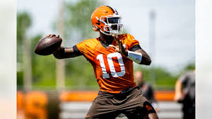 DE Za'Darius Smith talks re-signing with the Browns and potential for  defense in 2024