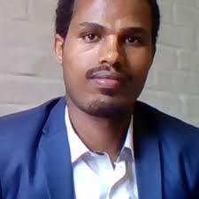 What is the minimum crest length recommended for broad crested weir?