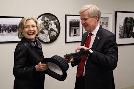 Usa och sverige bör tillsammans arbeta för ett fritt, öppet och välmående arktis, skriver kenneth a. Doktorsinsignier Overlamnade Till Hillary Clinton Goteborgs Universitet