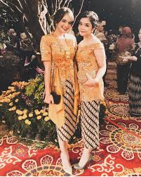 Mulai dari busana santai di rumah (daster, celena pendek), kondangan, acara resmi, sampai kerja. Model Kebaya Batik Remaja 2020 Pakaian Pesta Model Pakaian Wanita Pakaian Wanita