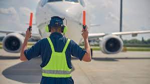 Ia sudah 10 tahun bekerja di gapura angkasa sebagai tukang parkir pesawat. 5 Fakta Dan Syarat Jadi Marshaller Si Tukang Parkir Pesawat