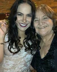 Lá se vão os anos contados antes e depois da partida dela. Registo a quem  interessar possa: SAUDADE NÃO MATA! Corrói, endurece, e empalidece a  alegria daqueles que se entregam a ela.