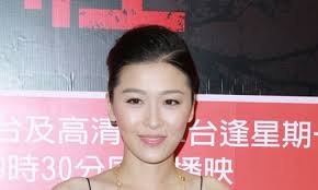 Huỳnh Tông Trạch ngượng nghịu mặc bikini