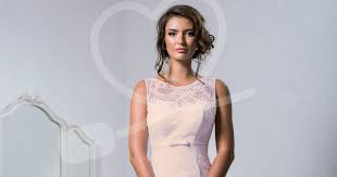Sul nostro sito potrai completare il tuo look con tantissimi accessori da sposa, come veli, coprispalle, diademi e potrai trovare la scarpa perfetta da. Un Abito Da Sposa Da Sogno Anche Per La Seconda Volta Che Si Convola A Nozze Guidasposi It