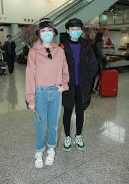 R o x a n n e 湯 洛 雯. é«˜æµ·å®æ±¤æ´›é›¯åŒèµ°æœºåœº ç›¸å·®1å²é£Žæ ¼ä¸åŒ ç©¿æ­æ˜¾çŽ°å¹´é¾„å·® å¤©å¤©è¦é—»