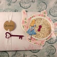 Elle se met à pleurer et remplit elle se rend compte qu'elle a fait un drôle de rêve et se met à raconter à sa sœur ses aventures au pays des merveilles. Faire Part Alice In Wonderland Alice Au Pays Des Merveilles Avec Enveloppe Un Grand Marche