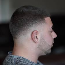 Sur cheveux longs, courts, lisses, bouclés ou frisés, la coupe dégradée s'adapte à tous les styles, magnifiant ainsi toutes les formes de visages. Coiffure Garcon Noir Cheveux Court Coiffures F