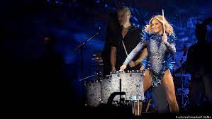 Das talent zum singen hat helene fischer von ihrer großmutter aus krasnojarsk geerbt. Better Paid Than Britney Spears Who Is Helene Fischer Music Dw 22 11 2018