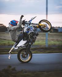 A collection of the top 44 dirt bike wheelie wallpapers and backgrounds available for download for free. La Imagen Puede Contener Una O Varias Personas Moto Y Exterior Stunt Bike Racing Bikes Cool Dirt Bikes