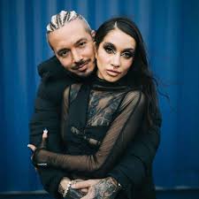 J balvin lanseza un nou single acompaniat si de un videoclip, impreuna cu artista argentiniana, mar�a becerra, intitulat qu� m�s pues?. J Balvin And Maria Becerra Premiered The Video Clip Que Mas With Looks In Tune Zyri