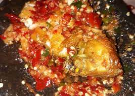 Ya, ayam geprek crispy berbeda dengan ayam geprek biasa, balutan tepung pada ayam crispy lebih tebal serta lebih terasa crispy menjadikan masakan ini disukai banyak masyarakat. Resep Ayam Geprek Rumahan Anti Gagal