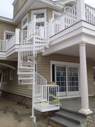 Pilihlah desain tangga yang sederhana saja biar nggak bikin tampilan rumah makin terlihat penuh sesak. 33 Tangga Putar Minimalis Harga Besi Beton Model Desain