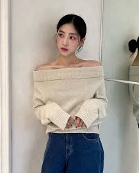 Áo len trễ vai - Kiểu áo nhất định phải diện lúc này vì vừa xinh lại vừa  sang