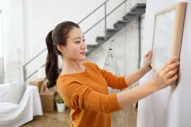Universally it can be said that short steel nails with a length of four to five centimetres are well suited for any wall. Hanging Pictures How To Hang Artwork On The Wall With Or Without Nails Real Homes